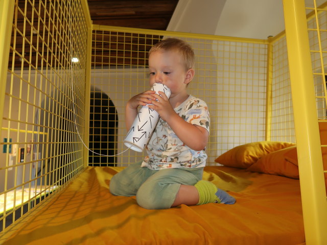 Nils in der Ausstellung 'Träume ... träumen'