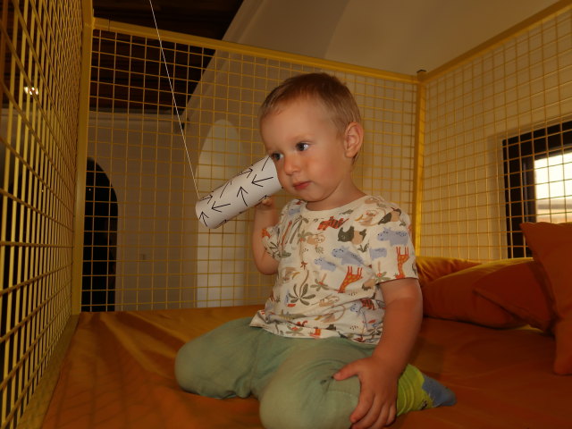 Nils in der Ausstellung 'Träume ... träumen'