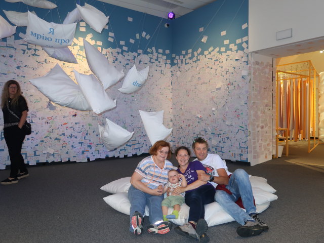 Brigitte, Nils, Sabine und ich in der Ausstellung 'Träume ... träumen'