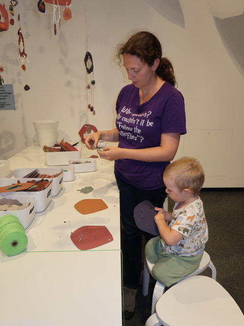Sabine und Nils in der Ausstellung 'Träume ... träumen'