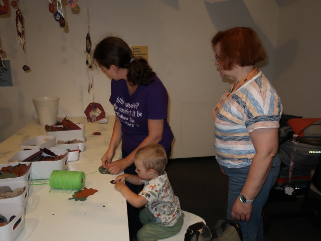 Sabine, Nils und Brigitte in der Ausstellung 'Träume ... träumen'