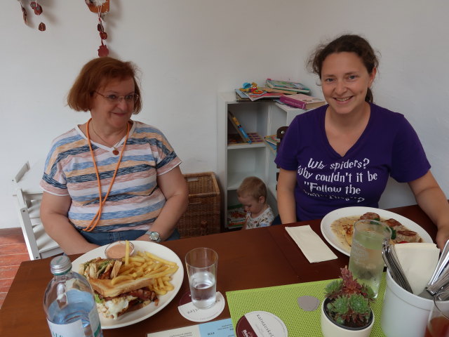 Brigitte, Nils und Sabine im Restaurant