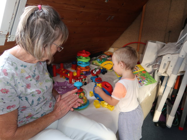 Mama und Nils im Haus meiner Eltern (4. Aug.)
