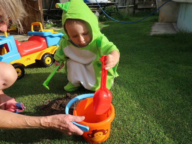 Mama und Nils im Garten meiner Eltern (5. Aug.)