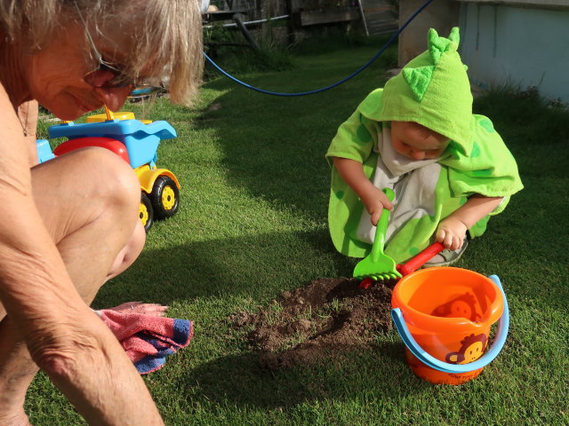 Mama und Nils im Garten meiner Eltern (5. Aug.)