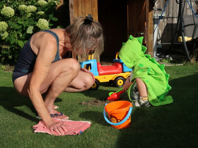 Mama und Nils im Garten meiner Eltern (5. Aug.)
