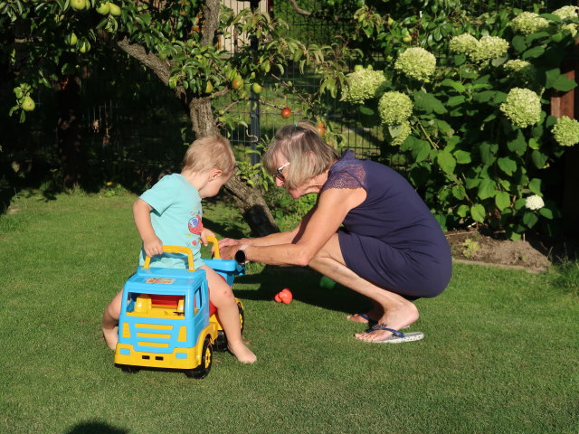 Nils und Mama im Garten meiner Eltern