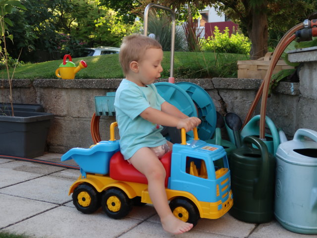 Nils im Garten meiner Eltern