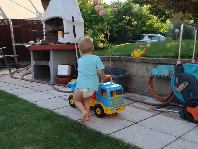 Nils im Garten meiner Eltern