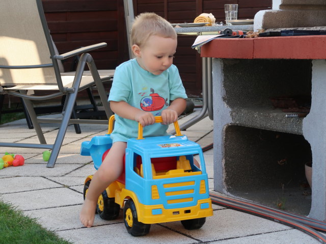 Nils im Garten meiner Eltern