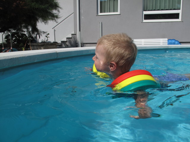 Nils im Schwimmbecken meiner Eltern