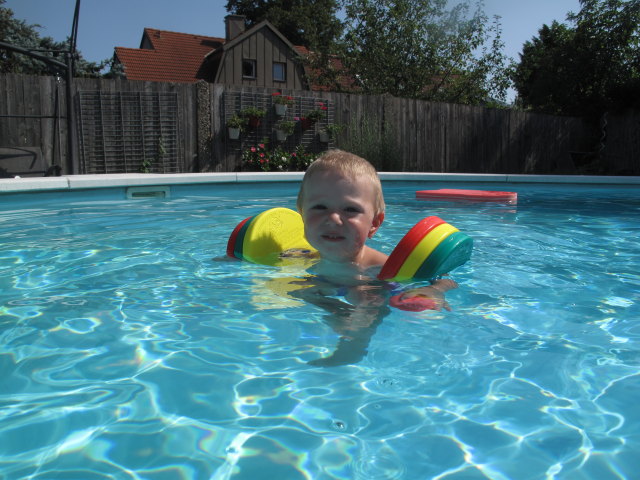 Nils im Schwimmbecken meiner Eltern