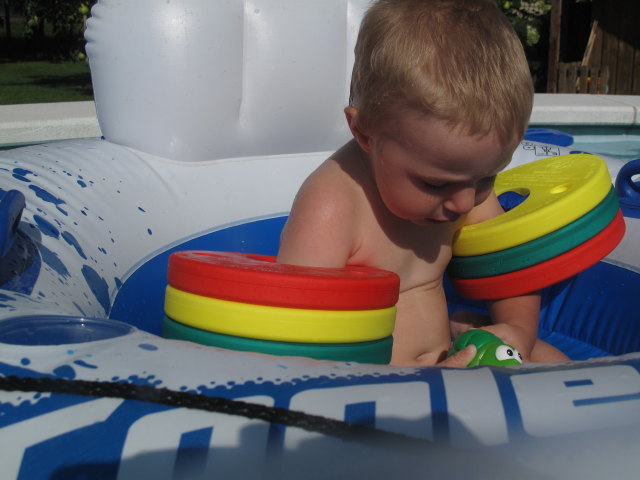 Nils im Schwimmbecken meiner Eltern
