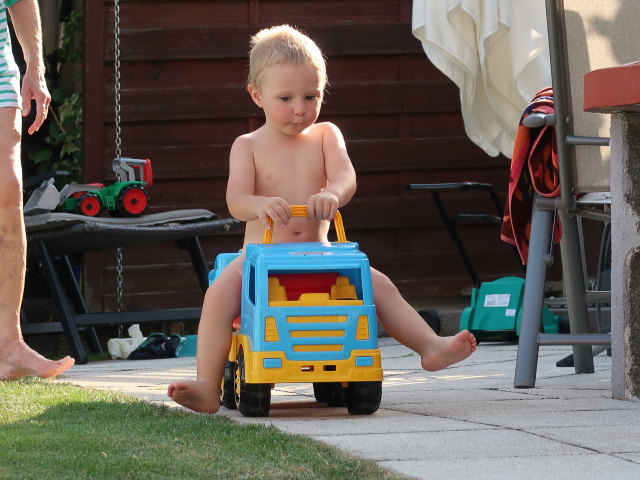 Nils im Garten meiner Eltern