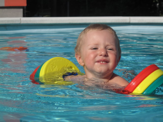 Nils im Schwimmbecken meiner Eltern
