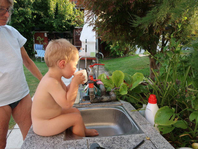 Mama und Nils im Garten meiner Eltern