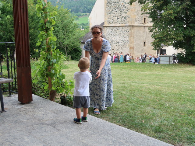 Nils und Sabine bei der Pfarrkirche Payerbach, 483 m