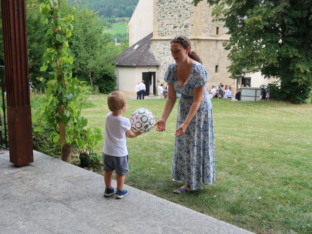 Nils und Sabine bei der Pfarrkirche Payerbach, 483 m
