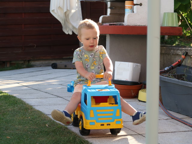 Nils im Garten meiner Eltern