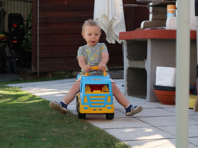 Nils im Garten meiner Eltern