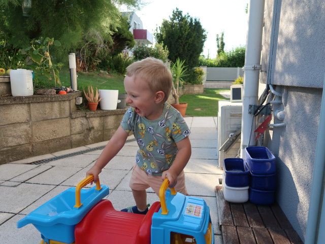 Nils im Garten meiner Eltern