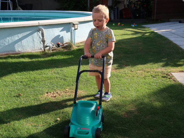 Nils im Garten meiner Eltern