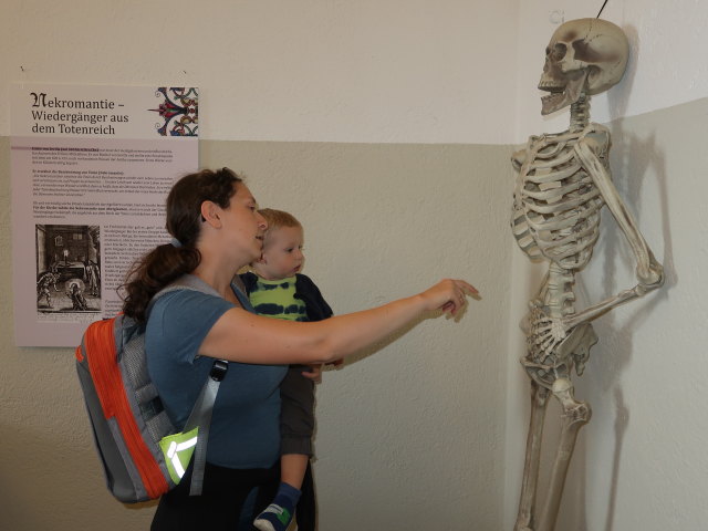 Sabine und Nils in der Sonderausstellung 'Magie & Aberglauben im Mittelalter' im Museum