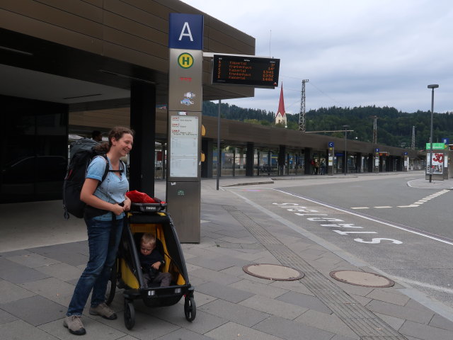 Sabine und Nils beim Bahnhof Kufstein, 482 m (23. Aug.)