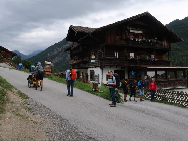 Christoph, Ulrike und Sabine im Kaisertal beim Gasthof Veitenhof (23. Aug.)