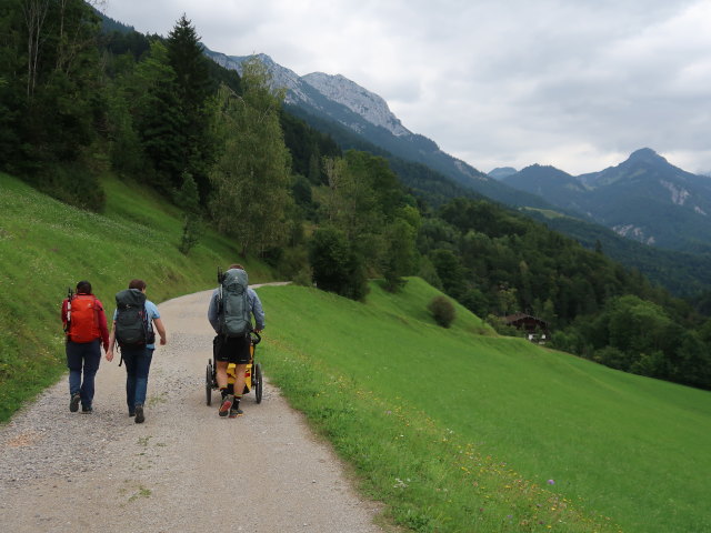 Ulrike, Sabine und Nils im Kaisertal zwischen Gasthof Pfandl und Schrambach (23. Aug.)