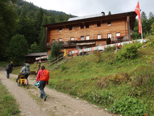 Sabine, Christoph und Ulrike beim Hans-Berger-Haus, 936 m (23. Aug.)