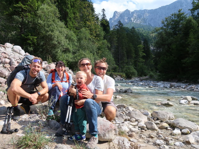 Christoph, Ulrike, Nils, Sabine und ich im Kaisertal bei der Mündung des Brandenberger Bachs (24. Aug.)