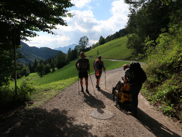 Christoph, Ulrike und Sabine im Kaisertal zwischen Schrambach und Gasthof Pfandl (24. Aug.)