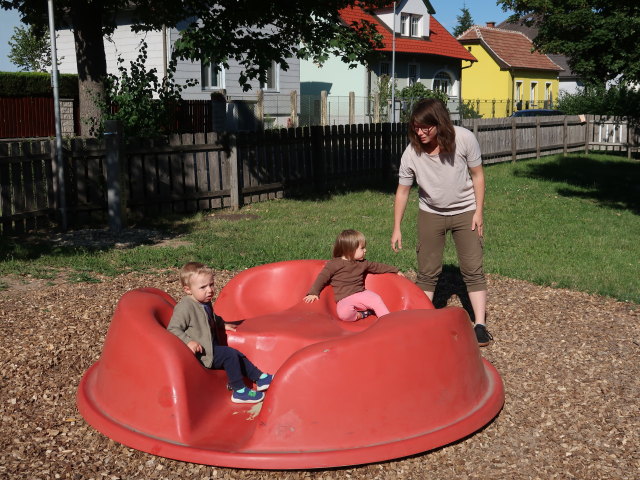 Nils, Ella und Hannelore am Spielplatz Höflein