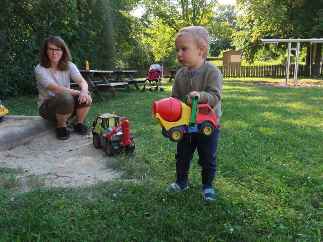 Hannelore und Nils am Spielplatz Höflein