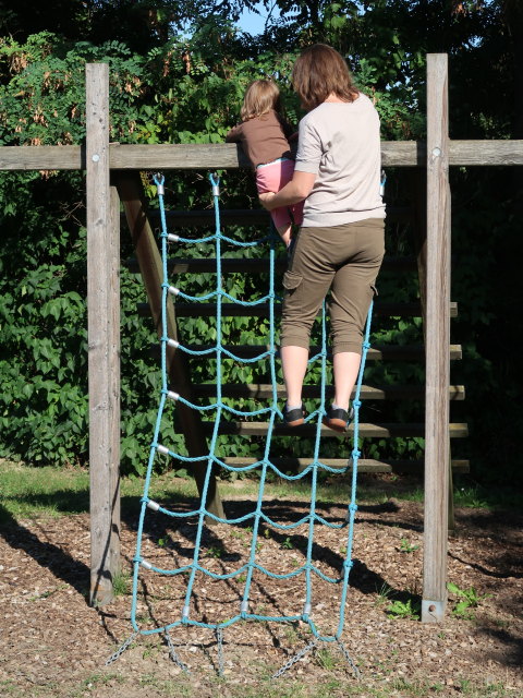Ella und Hannelore am Spielplatz Höflein