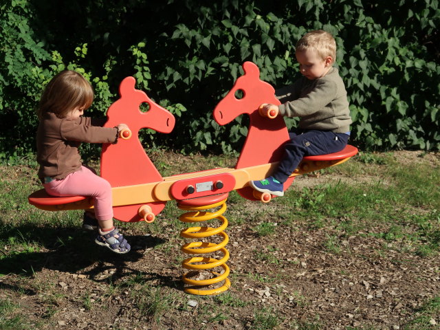 Ella und Nils am Spielplatz Höflein