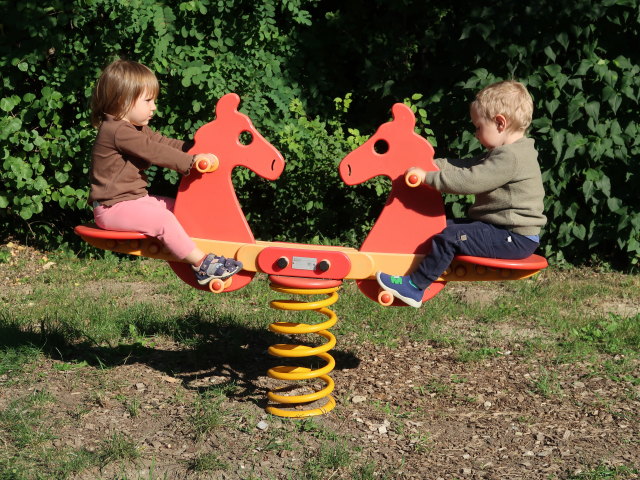 Ella und Nils am Spielplatz Höflein