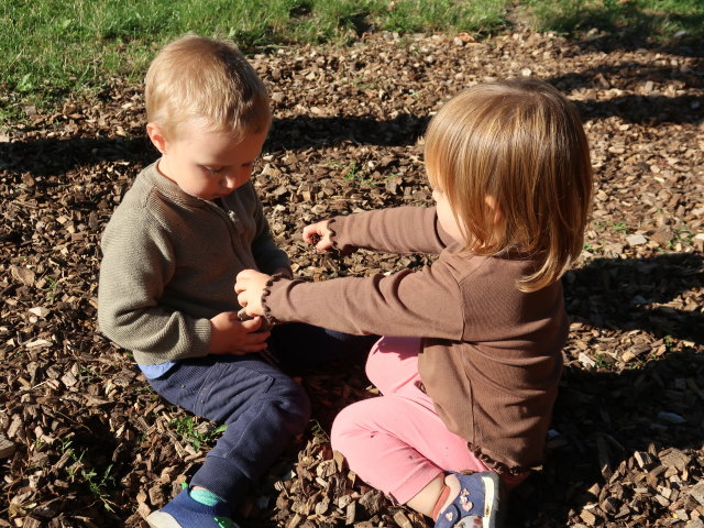 Nils und Ella am Spielplatz Höflein