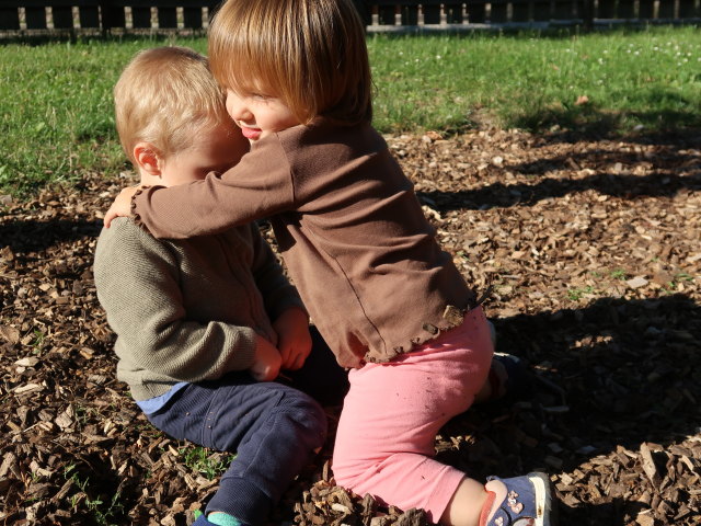 Nils und Ella am Spielplatz Höflein