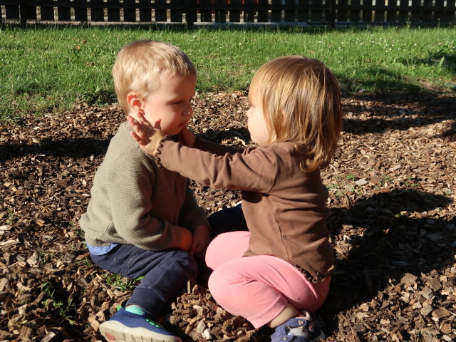 Nils und Ella am Spielplatz Höflein