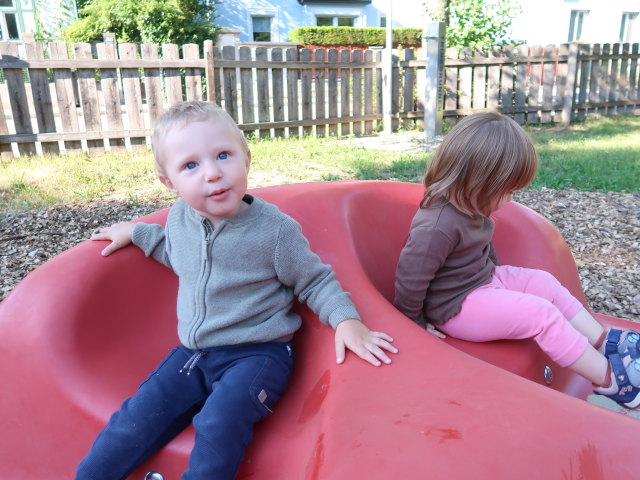 Nils und Ella am Spielplatz Höflein