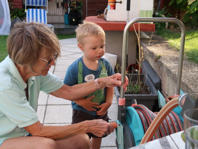 Mama und Nils im Garten meiner Eltern
