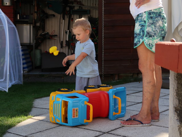 Nils und Mama im Garten meiner Eltern (1. Sep.)