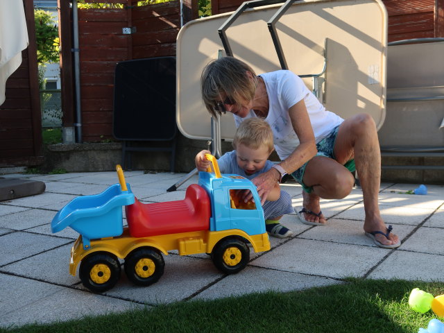 Nils und Mama im Garten meiner Eltern (1. Sep.)