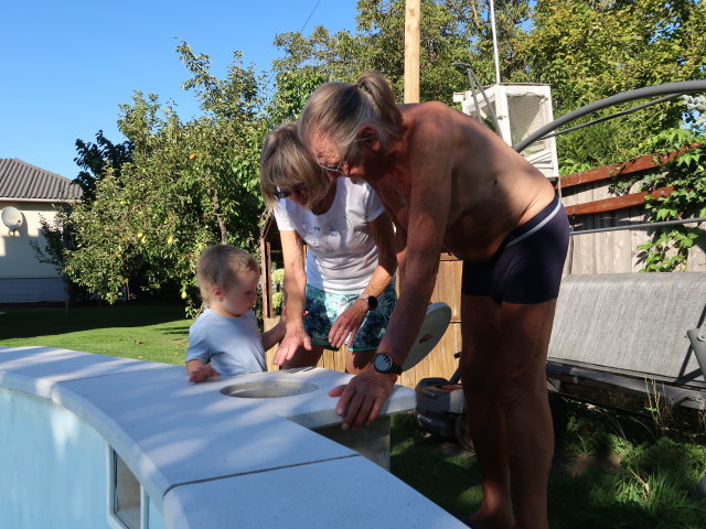 Nils, Mama und Papa im Garten meiner Eltern (1. Sep.)
