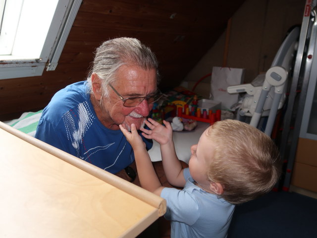 Papa und Nils im Haus meiner Eltern (2. Sep.)