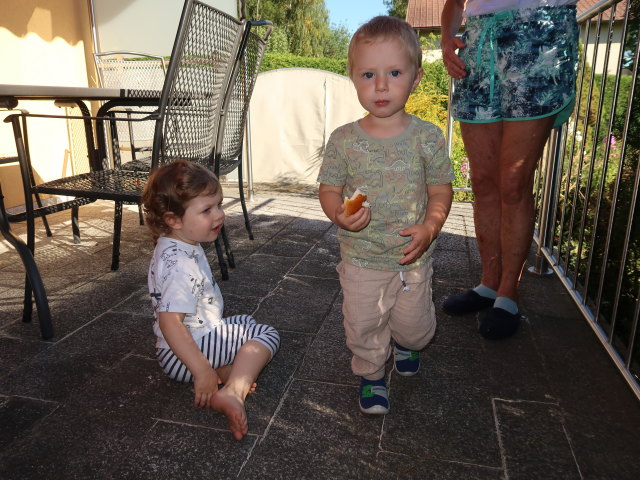 Olivia, Nils und Mama auf der Terrasse meiner Oma