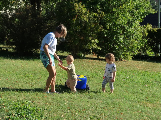 Mama, Nils und Olivia im Garten meiner Oma