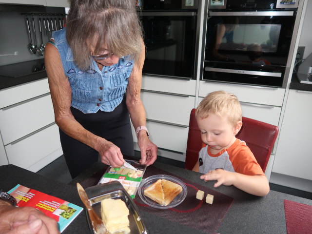 Mama und Nils im Haus meiner Eltern